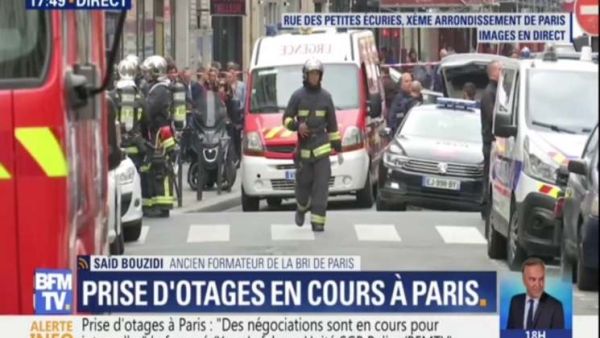 رجل يحتجز رهائن في باريس 