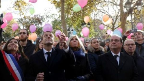 عمدة باريس اني هيدالغو، الرئيس الفرنسي ايمانيول ماكرون وزوجته بريجيت والرئيس الفرنسي السابق فرانسوا هولاند يطلقون بالونات ملونة تكريما لضحايا اعتداءات باريس


