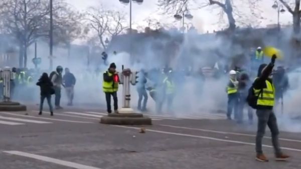 الشرطة تتصدى للسترات الصفراء في باريس بالغاز ومدافع المياه