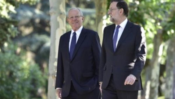 الرئيس البيروفي بيدرو بابلو كوتشينسكي (يسار) مع رئيس الوزراء الاسباني ماريانو راخوي في مدريد

