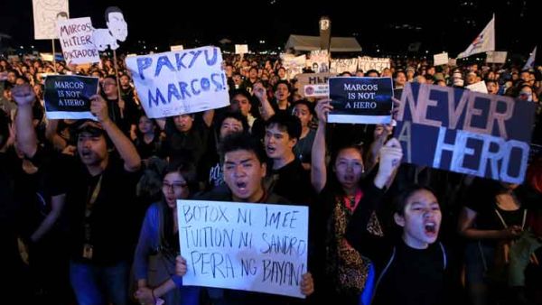 فلبينيون يحتجون على دفن الديكتاتور السابق ماركوس في مقبرة الأبطال