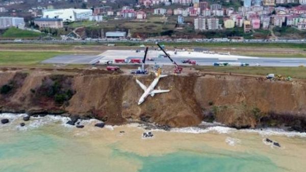 عمليات لاستعادة طائرة خرجت عن المدرج في تركيا

