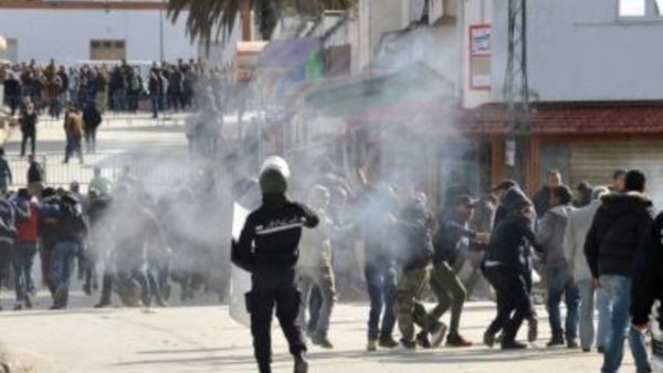 مواجهات بين محتجين وقوات الامن التونسية اثر تظاهرة احتجاج واضراب عام في مدينة سجنان بالشمال التونسي 
