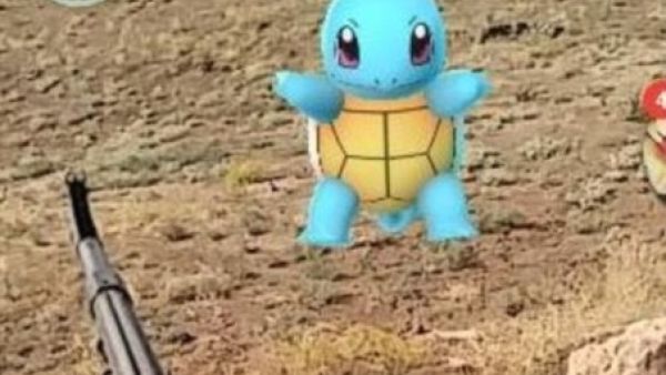 لقطة لمجريات لعبة "بوكيمون” على هاتف الجندي المحمول عبر موقع فيس بوك أثناء تواجده في الموصل على الجبهة المقابلة لتنظيم "داعش”.
