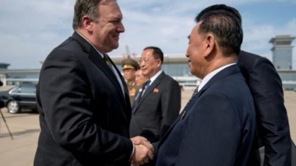 وزير الخارجية الاميركي مايك بومبيو (يسار) مودعا كيم يونغ شول المسؤول الكوري الشمالي الكبير
