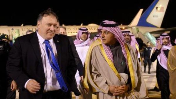 وزير الخارجية الأمريكي مايك بومبيو ووزير الدولة السعودي للشؤون الخارجية عادل الجبير لدى وصوله إلى الرياض 
