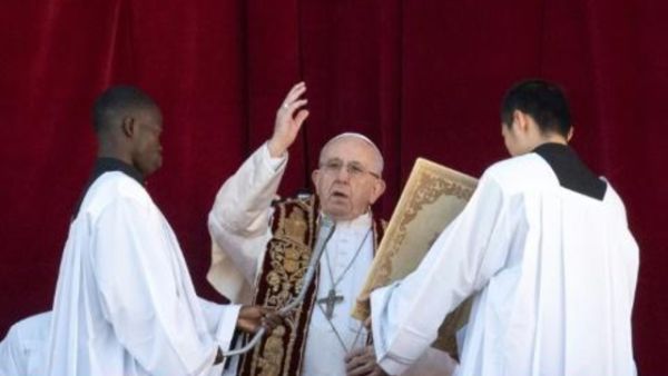 البابا فرنسيس (وسط) على شرفة كاتدرائية القديس بطرس في الفاتيكان

