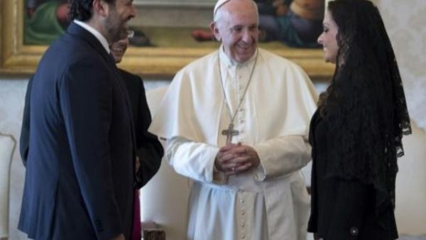 البابا فرنسيس خلال استقباله رئيس الوزراء اللبناني سعد الحريري وزوجته لارا في الفاتيكان

