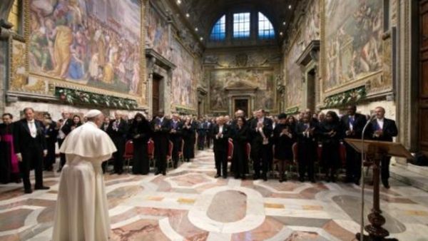 البابا فرنسيس خلال استقباله السفراء المعتمدين في الفاتيكان
