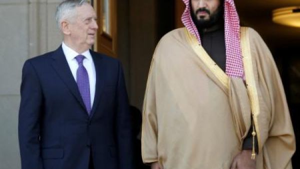 الأمير محمد بن سلمان ولي ولي العهد السعودي (إلى اليمين) وبجواره وزير الدفاع الأمريكي جيمس ماتيس في البنتاجون
