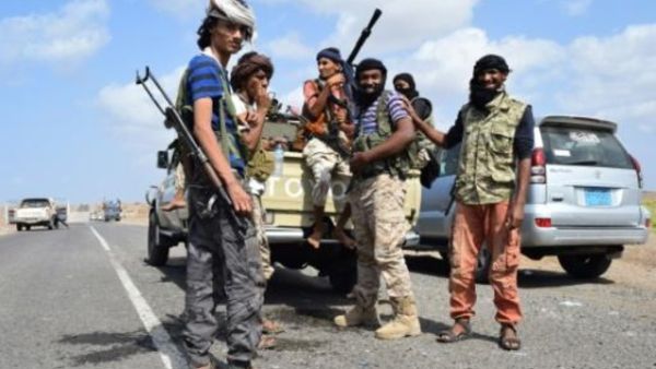 مقاتلون موالون للرئيس اليمني عبد ربه منصور هادي يستريحون على الطريق من عدن الى مضيق باب المندب

