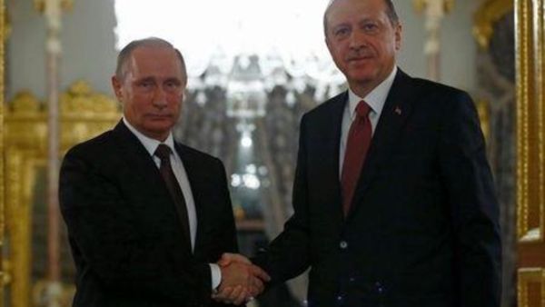 الرئيس الروسي فلاديمير بوتين (الى اليسار) ونظيره التركي طيب إردوغان في اسطنبول يوم 10 أكتوبر تشرين الأول 2016

