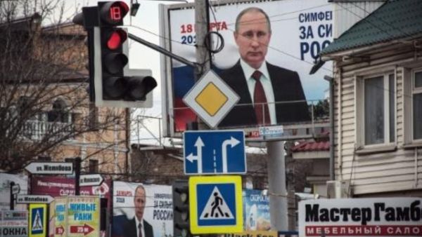 ملصقات لدعم حملة الرئيس الروسي فلاديمير بوتين الانتخابية في سيمفيروبول في شبه جزيرة القرم
