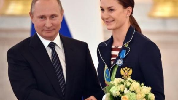 لاعبة المبارزة الروسية صوفيا فيليكايا كانت من ضمن الرياضيين الذين زاروا قاعدة حميميم الجوية في سوريا
