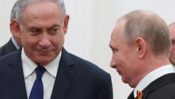 الرئيس الروسي فلاديمير بوتين (يمينا) ورئيس وزراء إسرائيل بنيامين نتنياهو خلال اجتماع بالكرملين في موسكو يوم التاسع من مايو أيار
