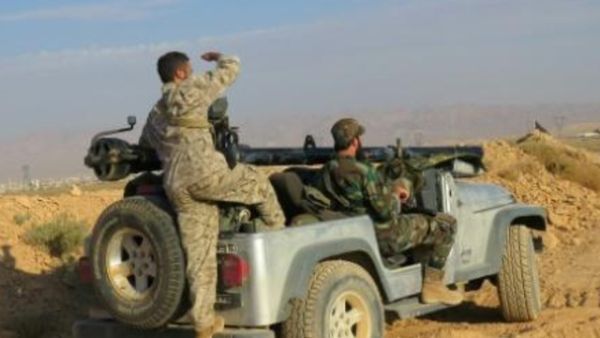 مقاتلون موالون للنظام السوري في موقع في جرود القاع في منطقة القلمون في ريف دمشق
