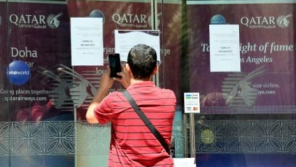 يلتقط صور لإشعارات باقفال مكتب الخطوط القطرية في الرياض
