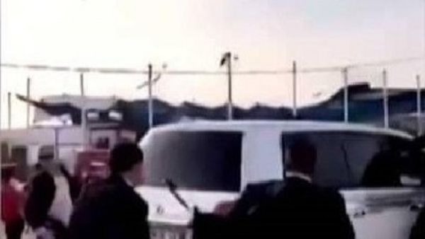 متظاهرون غاضبون يرشقون موكب السفير القطري بالحجارة في غزة 