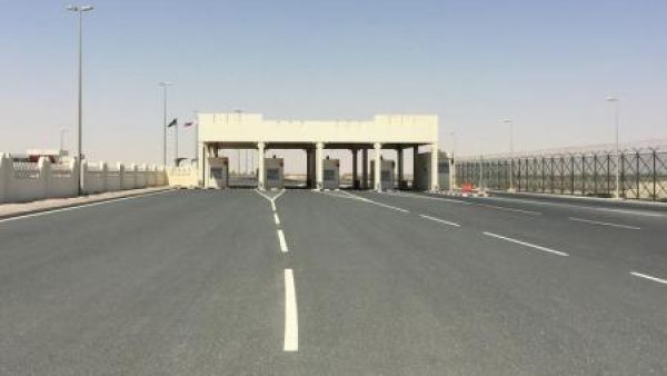 منظر عام لمعبر حدودي مؤد للسعودية في قطر 
