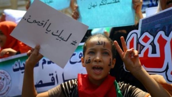 فتى فلسطيني اثناء تظاهرة احتجاج على الاجراءات الاسرائيلية في محيط المسجد الاقصى بالقدس الشرقية المحتلة
