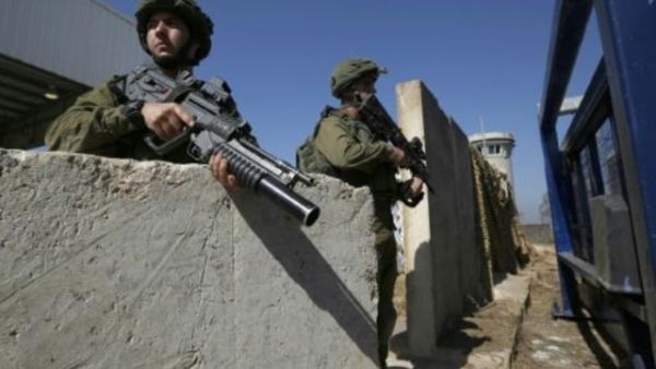 جنود اسرائيليون يحرسون نقطة حدود القنيطرة بين اسرائيل وسوريا في مرتفعات الجولان المحتلة
