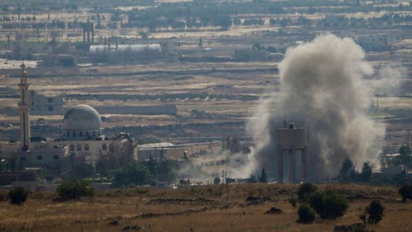 سحابة دخان ناجمة عن القتال المحتدم بين الجيش السوري ومقاتلي المعارضة في القنيطرة جنوب سوريا
