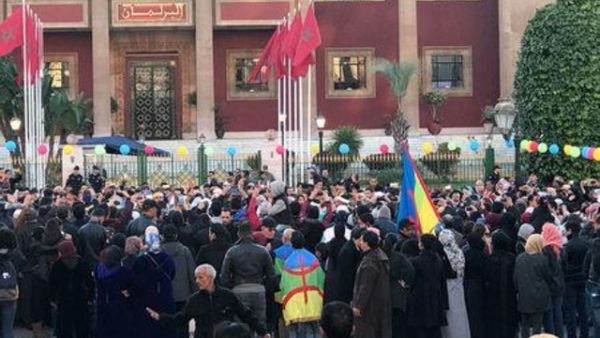 الأمازيغ يحتفلون ببدء العام الأمازيغي الجديد خارج مقر البرلمان في العاصمة المغربية الرباط
