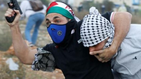 شرطي اسرائيلي بلباس مدني يوقف متظاهرا فلسطينيا خلال تظاهرة في رام الله

