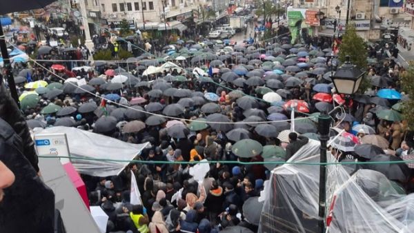 تظااهرة حاشدة في رام الله رفضا لقانون الضمان الاجتماعي
