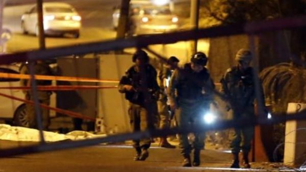 جنود اسرائيليون في المكان الذي اطلق فيه محمد عبد الخالق تركمان النار عند حاجز اسرائيلي قرب مدينة رام الله
