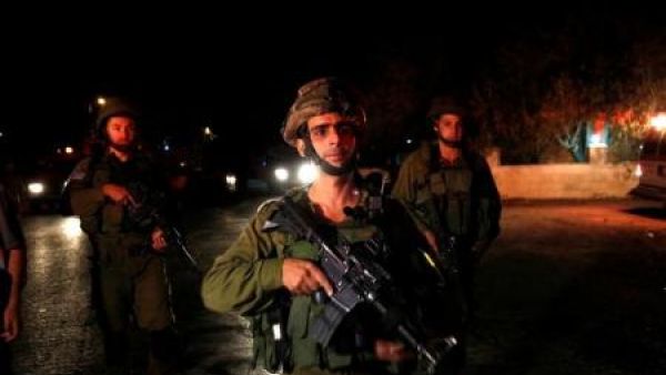 جنود اسرائيليون في موقع قام فيه فلسطيني باطلاق النار على جنود اسرائيليين في رام الله 
