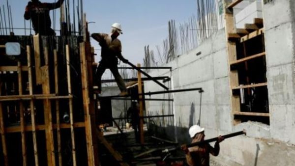 عمال فلسطينيون في ورشة بناء في حي رمات شلومو الاستيطاني في القدس الشرقية

