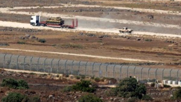 صورة التقطت من القسم المحتل من هضبة الجولان السورية لمدرعة تابعة للفصائل السورية المعارضة خلال نقلها في محافظة القنيطرة
