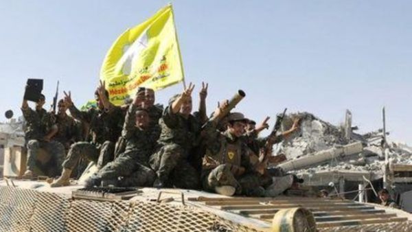 مقاتلون من قوات سوريا الديمقراطية يحتفلون بانتصارهم في الرقة
