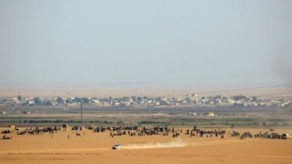 مدنيون سوريون ينتظرون على مقربة من الخطوط الامامية قرب قرية مزرعة خالد على بعد 40 كلم عن الرقة
