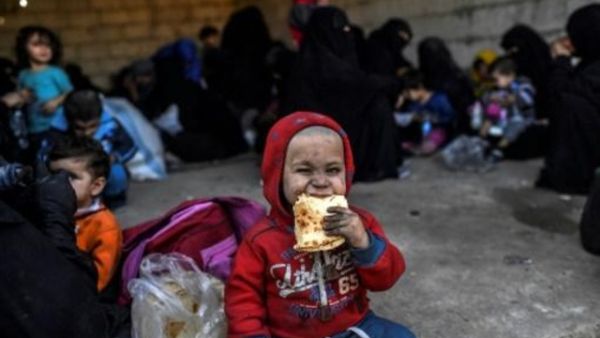 نساء سوريات واطفال يتجمعون قرب الجبهة الغربية بعد فرارهم من وسط الرقة

