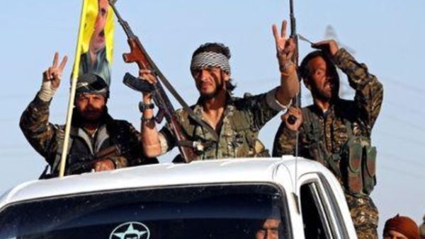 مقاتلون من قوات سوريا الديمقراطية في عين عيسى بسوريا 
