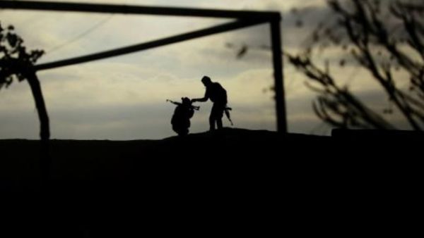 مقاتلان قرب الرقة معقل تنظيم الدولة الاسلامية
