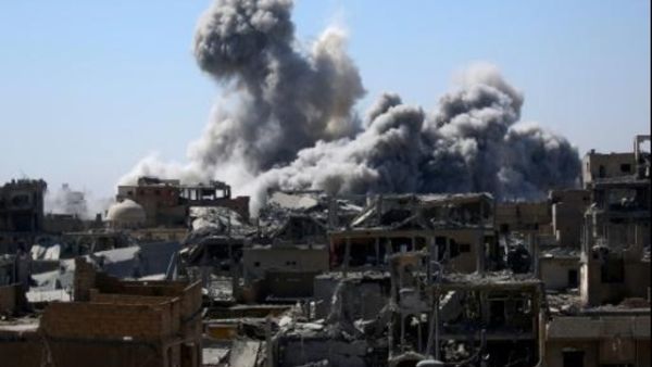 الدخان يتصاعد من مدينة الرقة
