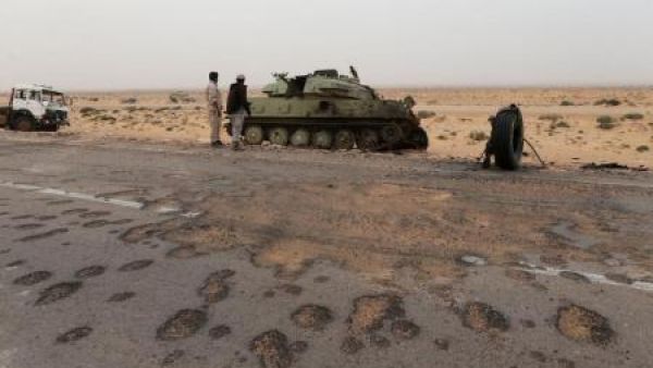 أفراد من الجيش الوطني الليبي بفحصون مركبات عسكرية بعد اشتباكات مع مقاتلين من سرايا الدفاع عن بنغازي عند مرفأ راس لانوف 
