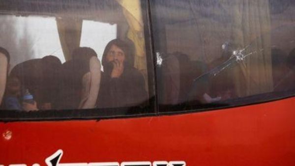 حافلة تقل مقاتلي المعارضة السورية وأسرهم تغادر دوما بسوريا

