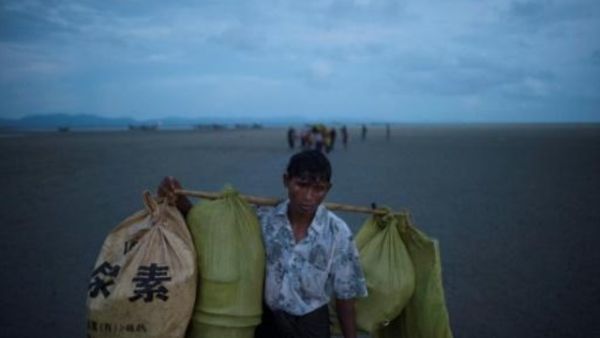 نازح من الروهينغا يعبر الحدود من بورما الى بنغلادش

