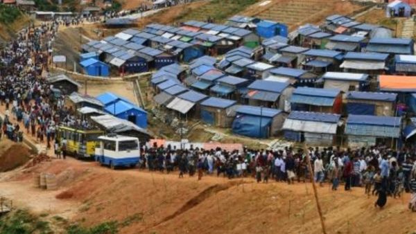 مجموعة من اللاجئين الروهينغيا في مخيم كوتوبالونغ
