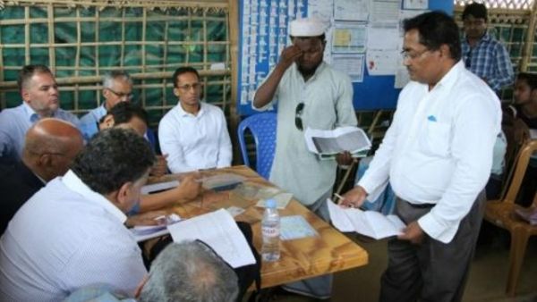 أعضاء من منظمة التعاون الاسلامي التقوا لاجئ من الروهينغيا في مخيم لاجئين في بنغلادش
