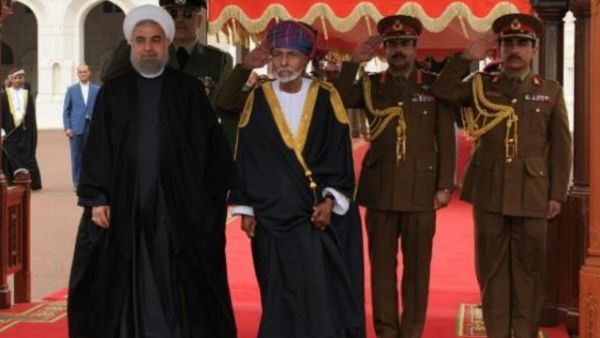 السلطان قابوس بن سعيد والرئيس الايراني حسن روحاني يستعرضان حرس الشرف في مسقط الاربعاء

