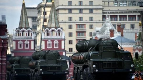 بطاريات صواريخ من نوع اس-400 خلال عرض عسكري في موسكو

