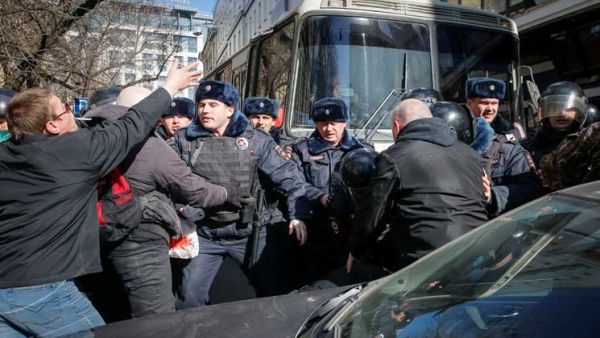 الشرطة الروسية تعتقل زعيما معارضا وعشرات المحتجين على الفساد
