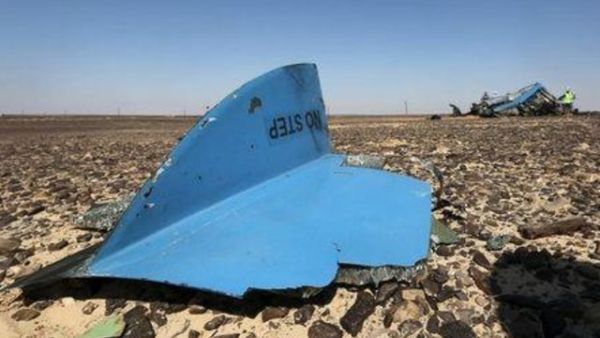 قطعة من حطام الطائرة الروسية بالقرب من مدينة العريش بسيناء
