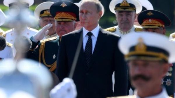 الرئيس الروسي فلاديمير بوتين يحضر عرضا عسكريا بحريا في سان بطرسبورغ
