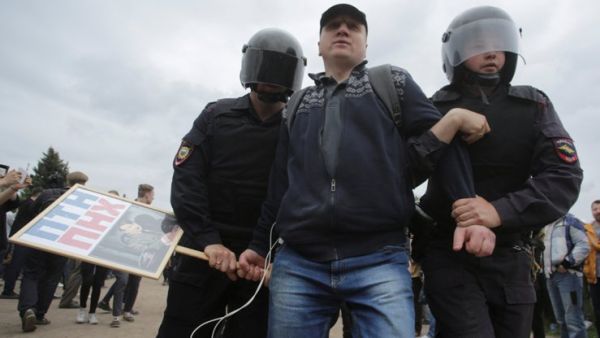 توقيف المعارض الروسي نافالني ونحو ألف من مناصريه خلال تظاهرات

